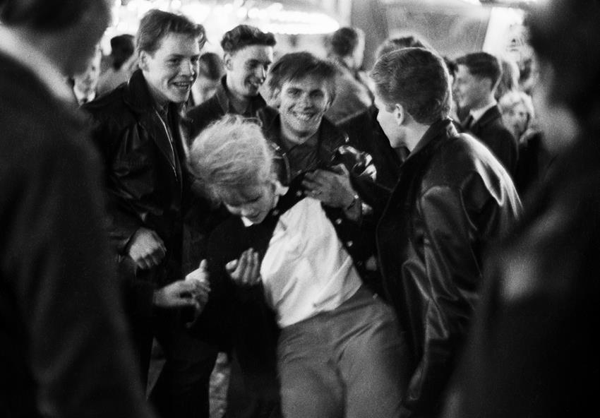 Ed van der Elsken, Nieuwmarktkermis, Amsterdam (1963) Nederlands Fotomuseum / &copy; Ed van der Elsken / Collectie Ed van der Elsken estate